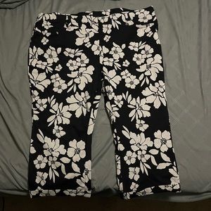 Terra & Sky Capri Pants; Black with Cream Colored Floral Print; Size 2X/20W-22W